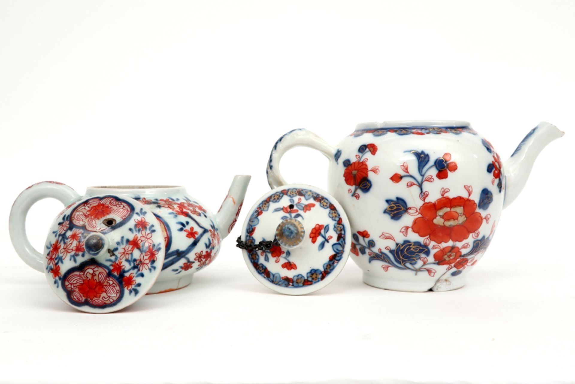 two small 18th Cent. tea pots in Chinese porcelain with an Imari decor || Lot van twee achttiende - Image 2 of 4