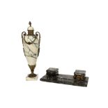 two 1920's marble items : an ink-stand and a covered urn || Lot van twee marmeren items : een