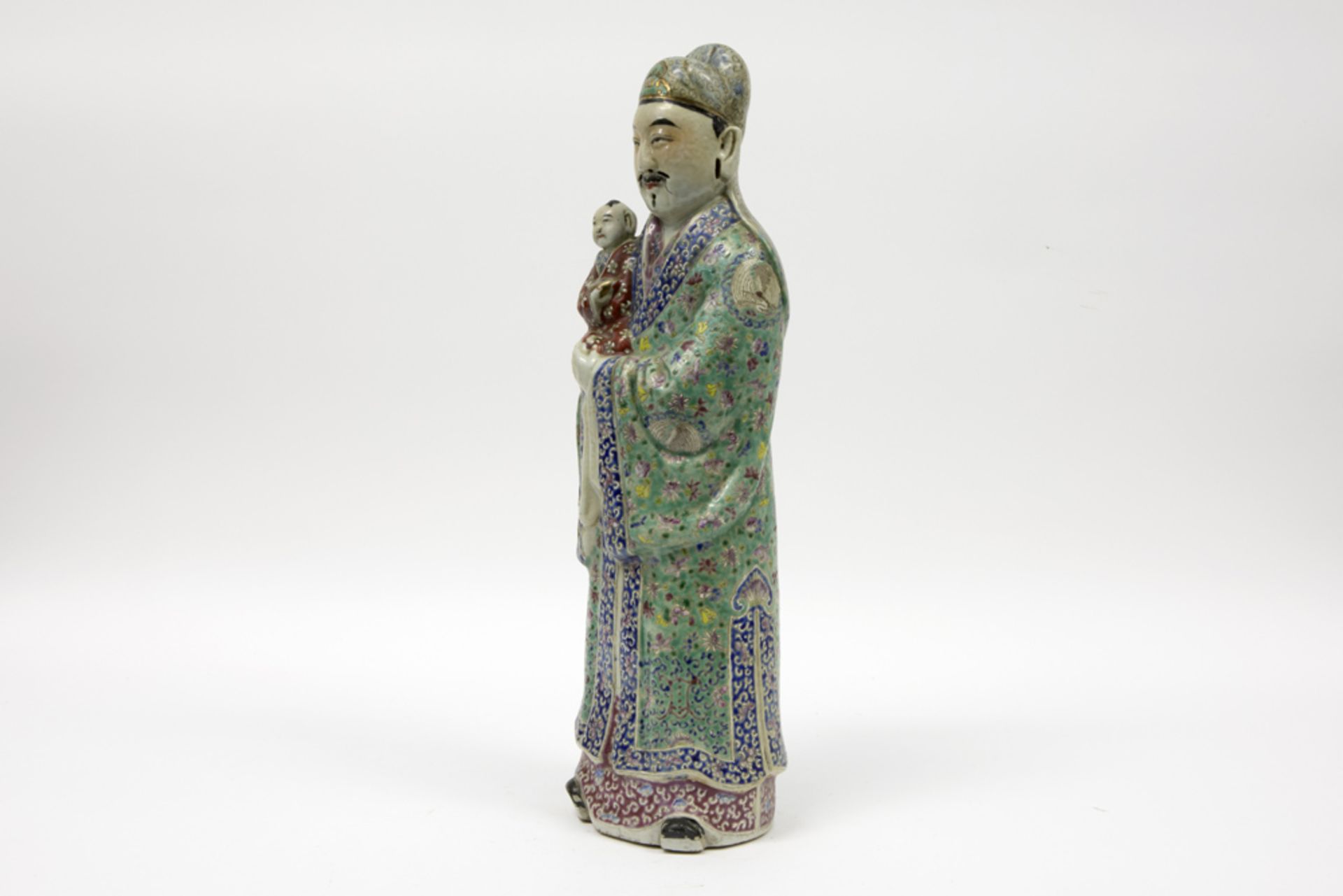 antique Chinese "Sage with child" sculpture in marked and polychromed porcelain || Antieke Chinese - Image 2 of 4