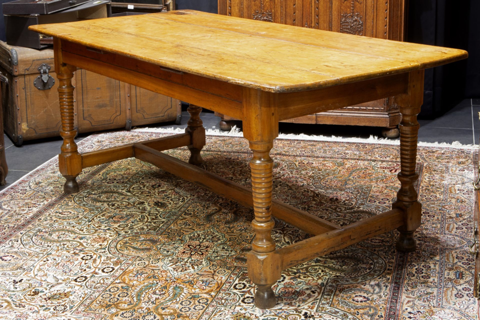 good, antique refectory table in oak || Goede antieke tafel in blonde eik met mooie patine en met