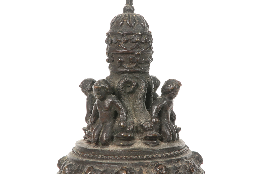 antique bronze table bell after a 16th Cent. model || Antieke bronzen tafelbel naar een zestiende - Image 3 of 4