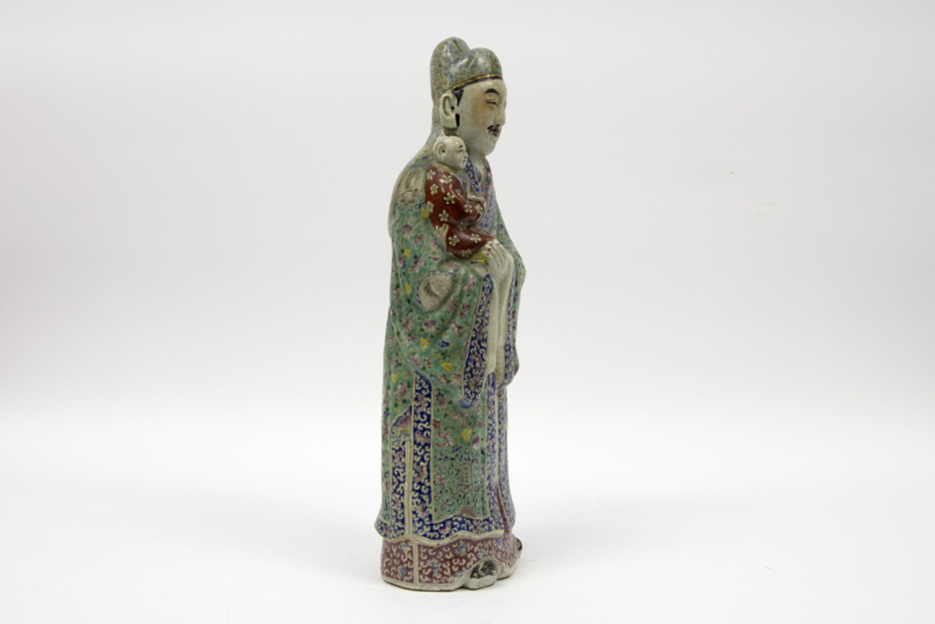 antique Chinese "Sage with child" sculpture in marked and polychromed porcelain || Antieke Chinese - Image 3 of 4