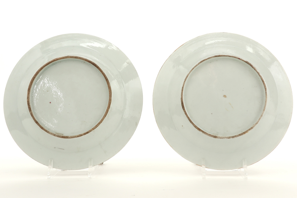 pair of antique dishes in porcelain with a Famille Rose decor || Paar antieke Famille Rose-borden in - Image 2 of 2