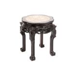 Chinese rose-wood pedestal with marble top || Chinese bijzettafel/hokker in rozenhout met