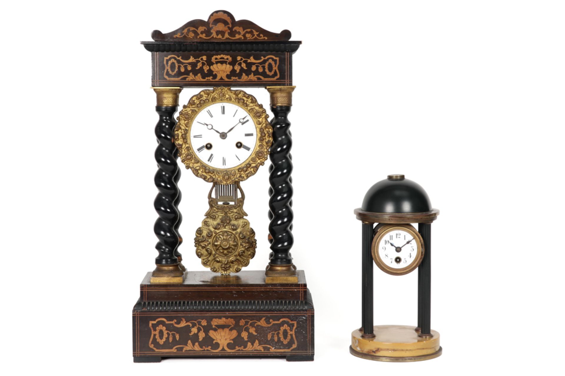two antique portico clocks || Lot van twee antieke tempelklokjes, één met getorsadeerde en één met