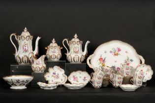 19th Cent. coffee set (34 pcs) in porcelain from Paris with a painted flowers decor || Negentiende