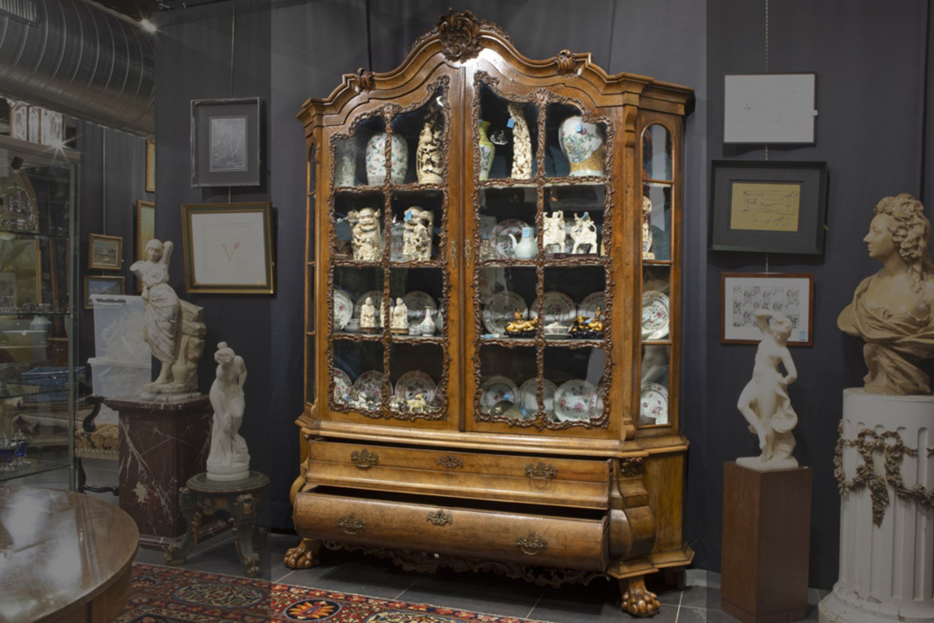 antique Dutch Louis XV style cabinet in burr of walnut and walnut || Antiek Hollands kabinet in - Image 2 of 2