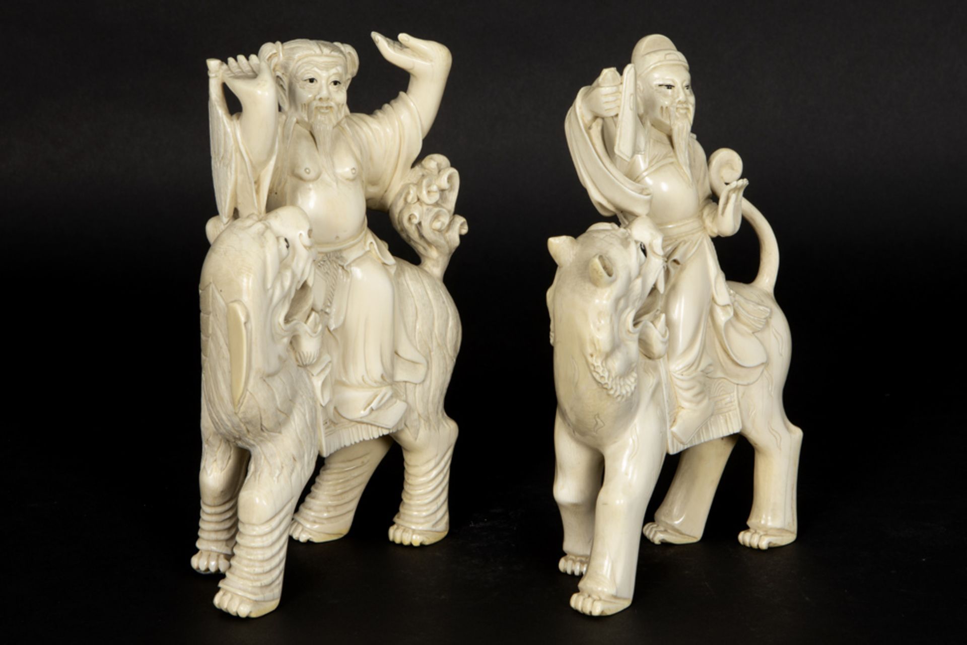 pair of antique Chinese late Qing period sculptures in finely carved ivory with a nice patina and - Bild 3 aus 6