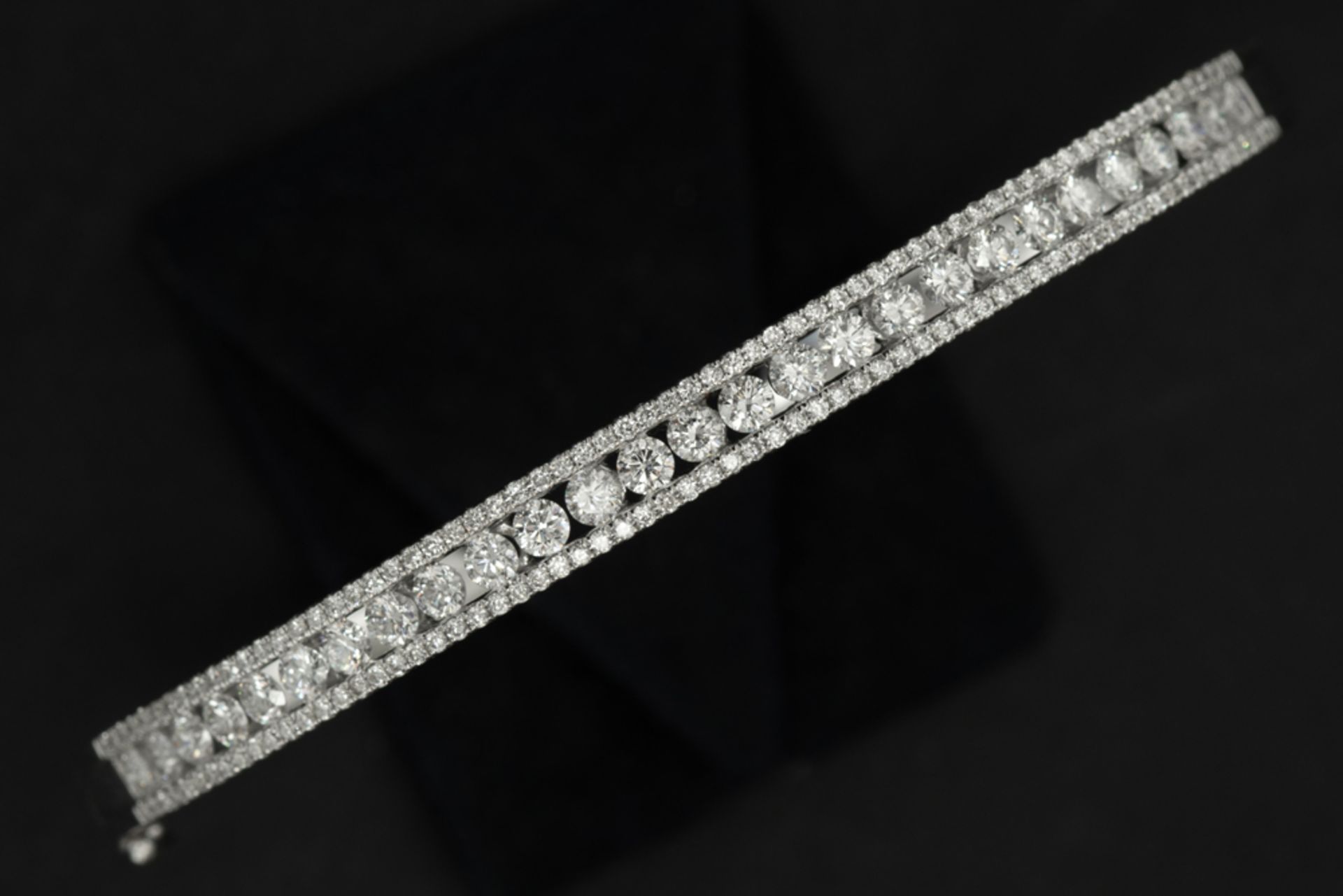 bracelet in white gold (18 carat) with ca 2,20 carat of high quality brilliant cut diamonds ||