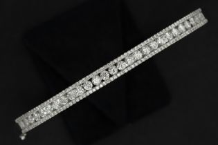 bracelet in white gold (18 carat) with ca 2,20 carat of high quality brilliant cut diamonds ||