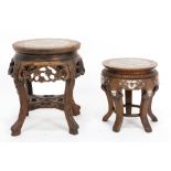 two Chinese rose-wood pedestals with marble top, one with inlay of mother of pearl || Lot van twee
