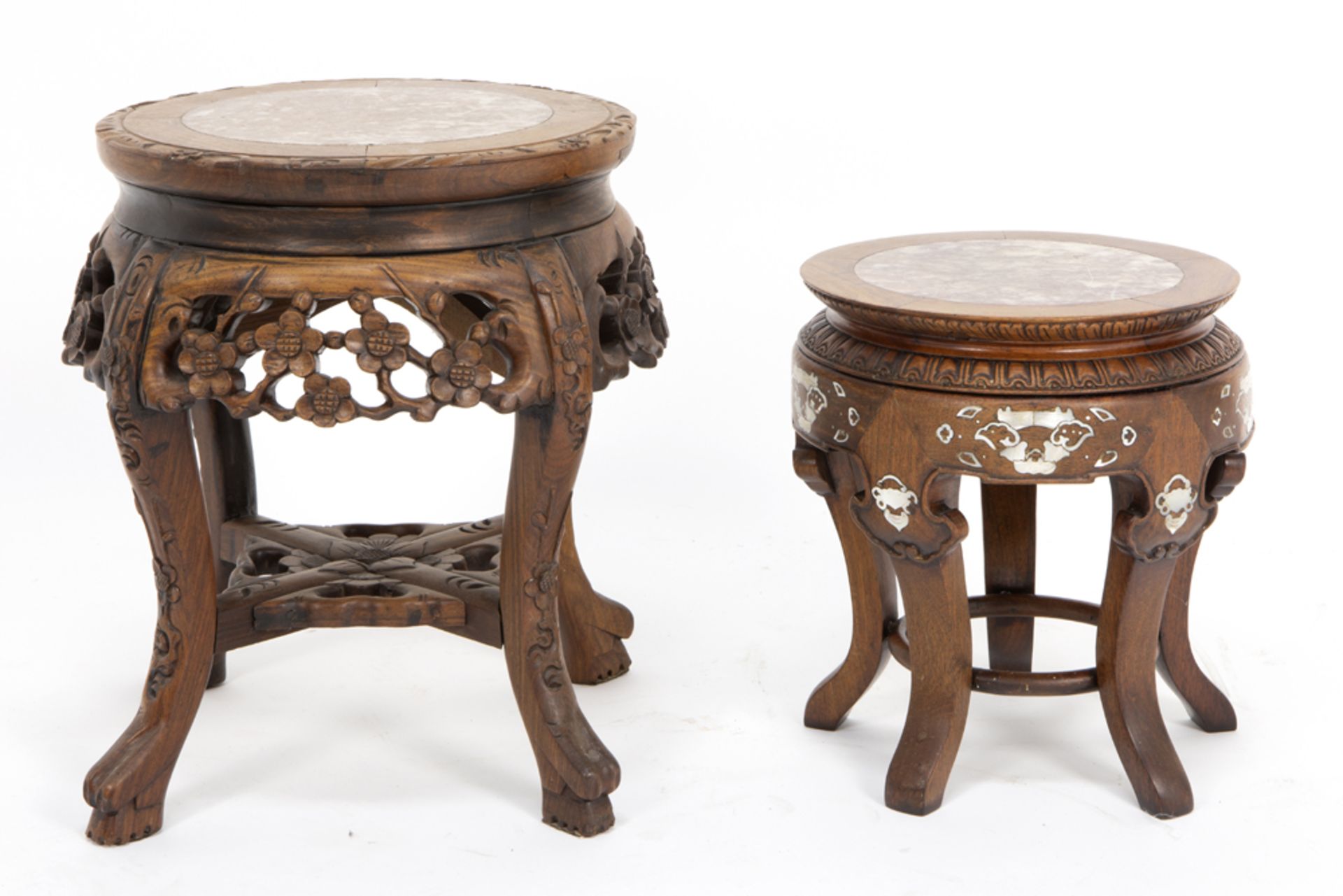 two Chinese rose-wood pedestals with marble top, one with inlay of mother of pearl || Lot van twee