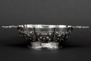 antique brandy bowl in marked silver with an engraved crest on each grip || Antieke brandewijnkom