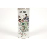 Chinese Republic period vase in porcelain with a polychrome "Long Elizas" decor || Cilindervormige