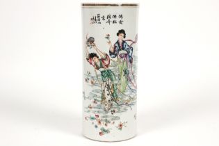 Chinese Republic period vase in porcelain with a polychrome "Long Elizas" decor || Cilindervormige