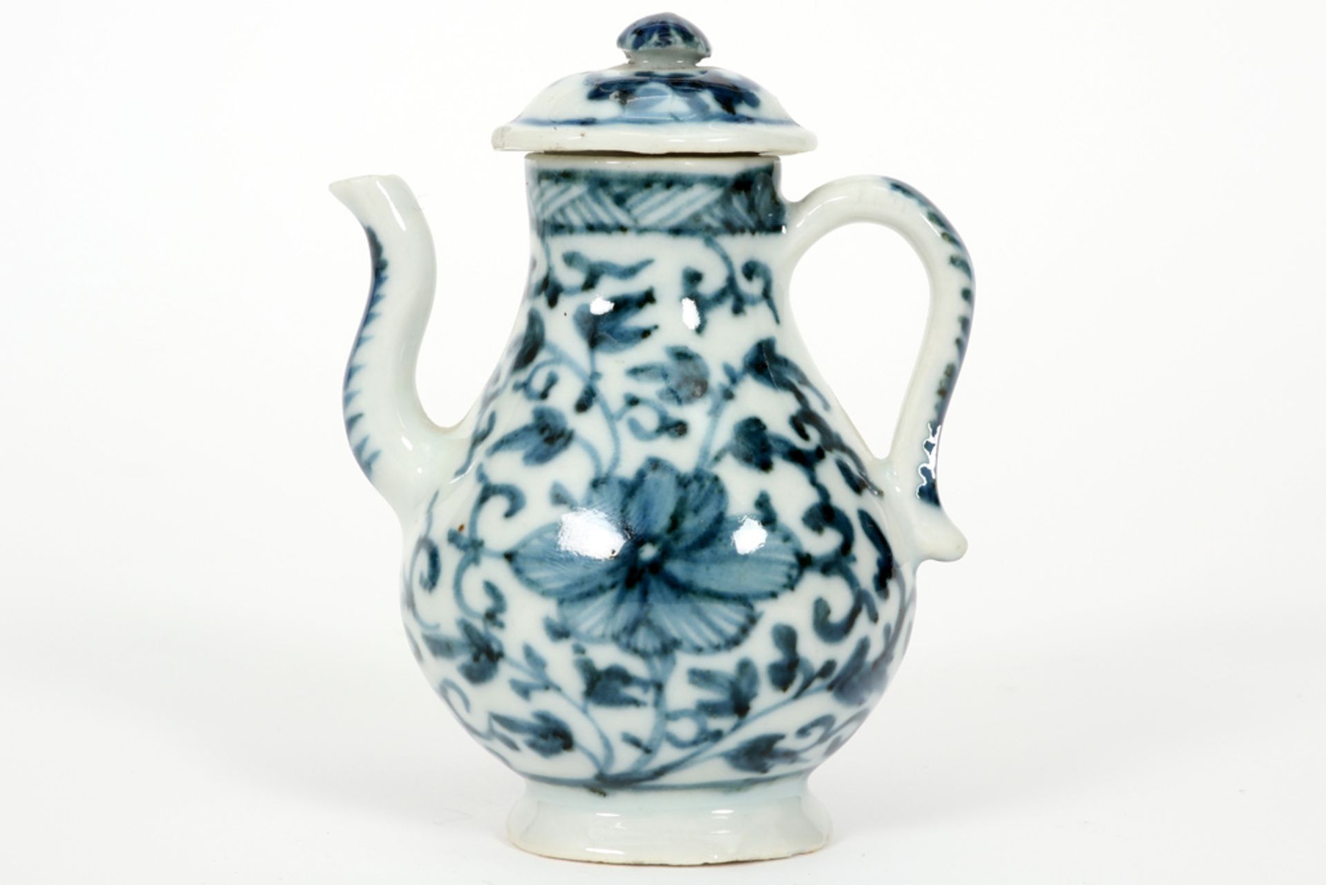 18th Cent. Chinese miniature lidded jug in porcelain with a blue-white decor || Achttiende eeuwse - Image 2 of 4