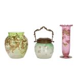 various lot of late 19th Cent. crystal with decors in gold : a biscuit box and two vases || Lot (