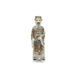 antique Chinese "Emperor" sculpture in marked and polychromed porcelain || Antieke Chinese sculptuur