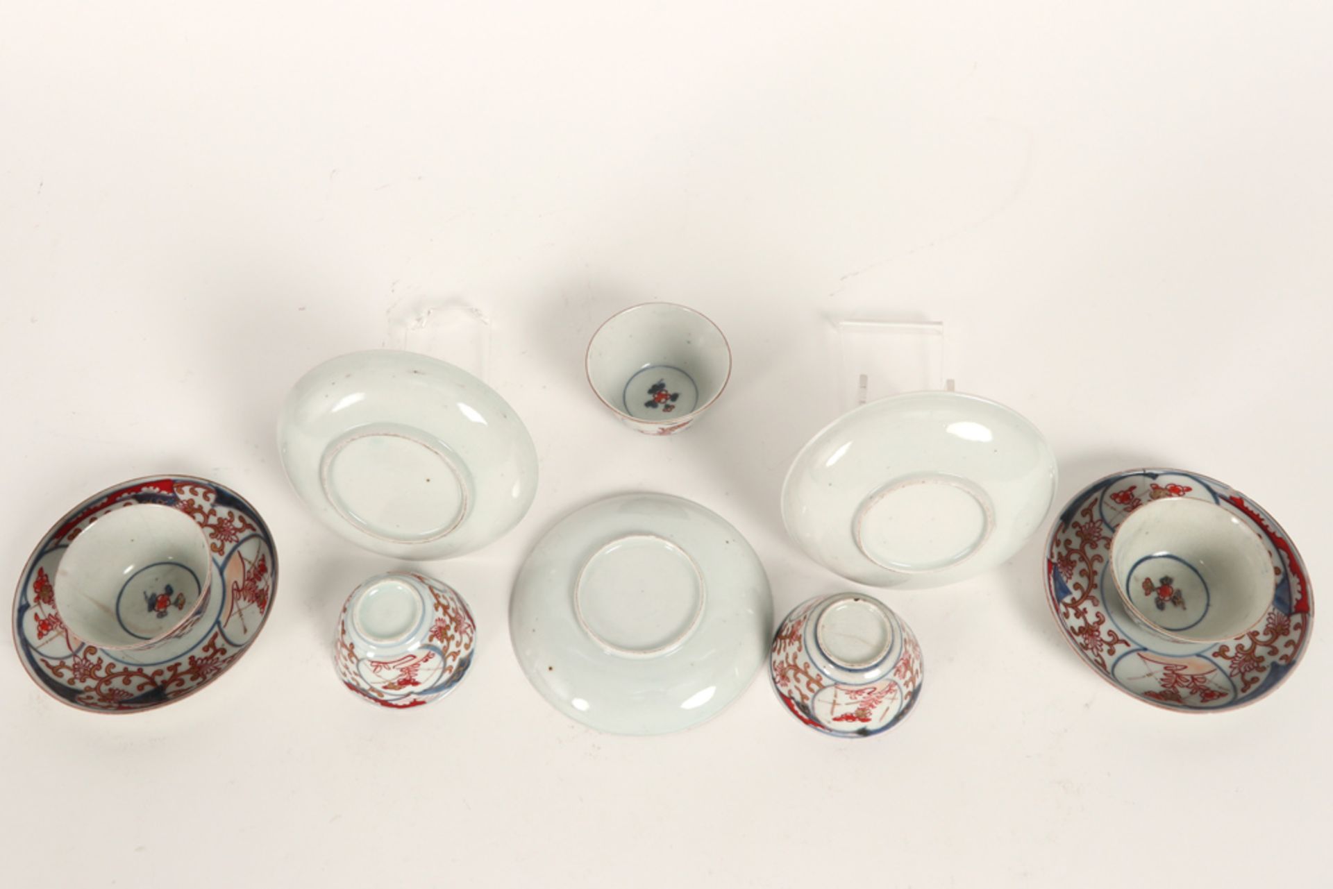 five sets of cup and saucer in 18th Cent. Japanese porcelain with Imari decor || Vijf sets van tas - Bild 2 aus 2