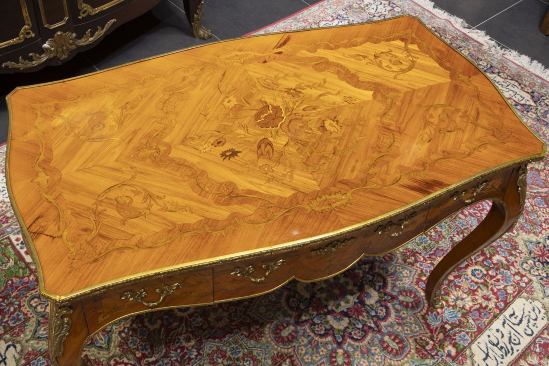 Louis XV style desk in rose-wood with marquetry and mountings in bronze sold with a Louis XV style - Bild 4 aus 4