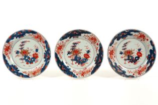 series of three 18th Cent. Chinese dishes in porcelain with an Imari decor || Serie van drie