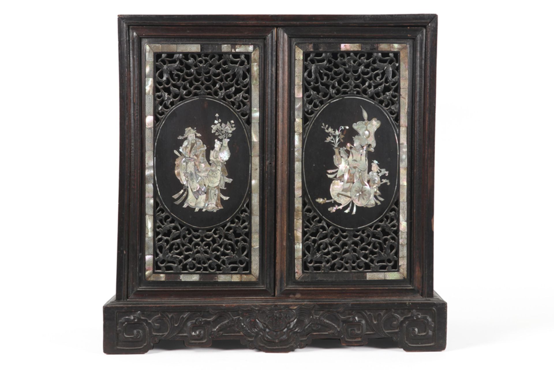 small antique Sino-Vietnamese cabinet with mother pearl inlay || Antiek Sino-Vietnamees kabinetje - Image 2 of 5
