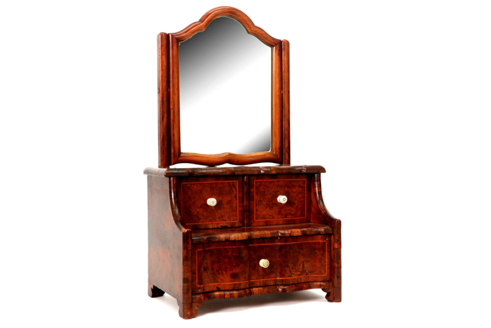 18th Cent. walnut miniature chest with three drawers and a mirror || Achttiende eeuws