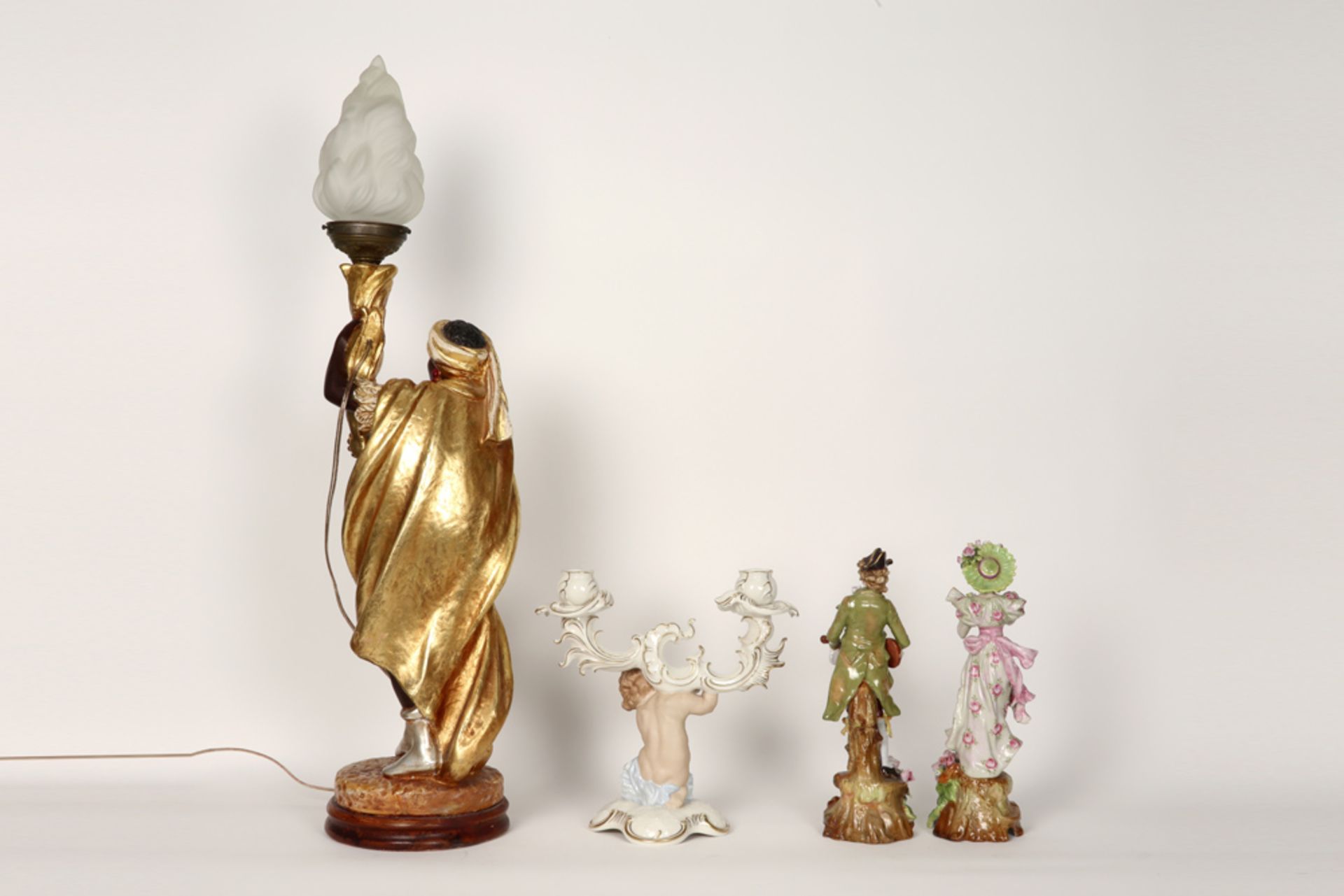 various lot with two figures and a candelabra in porcelain & with a "Venetian Moor" - lamp || Lot - Image 2 of 4