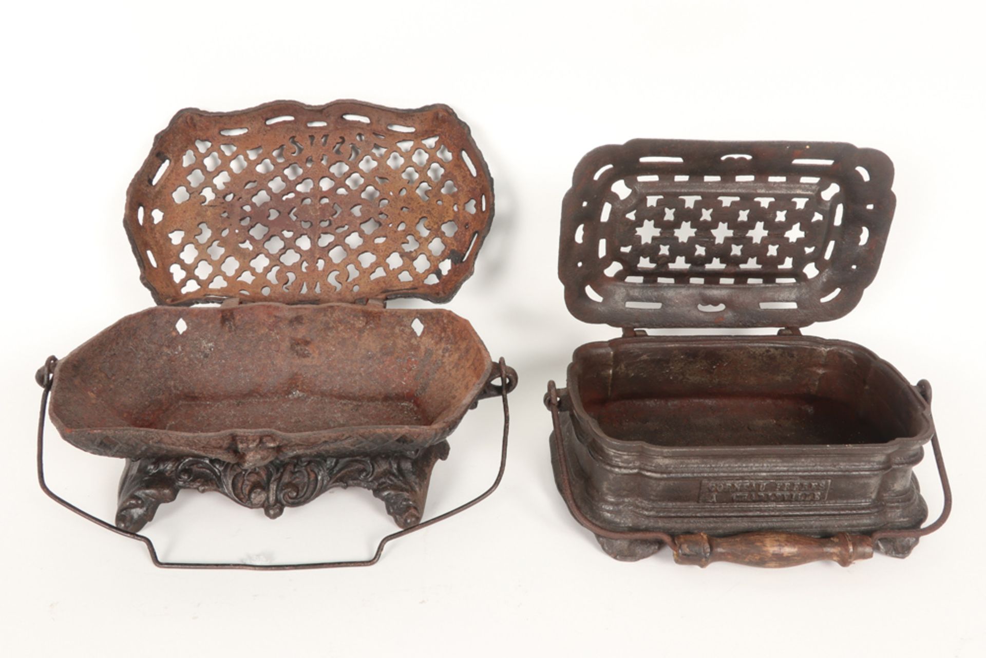 two antique feet-warmers in cast iron || Lot van twee antieke voetstoven in gietijzer - Bild 3 aus 4