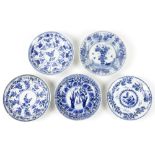 five small 18th Cent. Chinese plates porcelain with blue-white decors || Lot van vijf achttiende