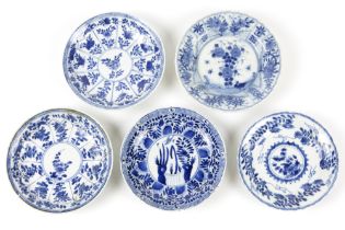 five small 18th Cent. Chinese plates porcelain with blue-white decors || Lot van vijf achttiende