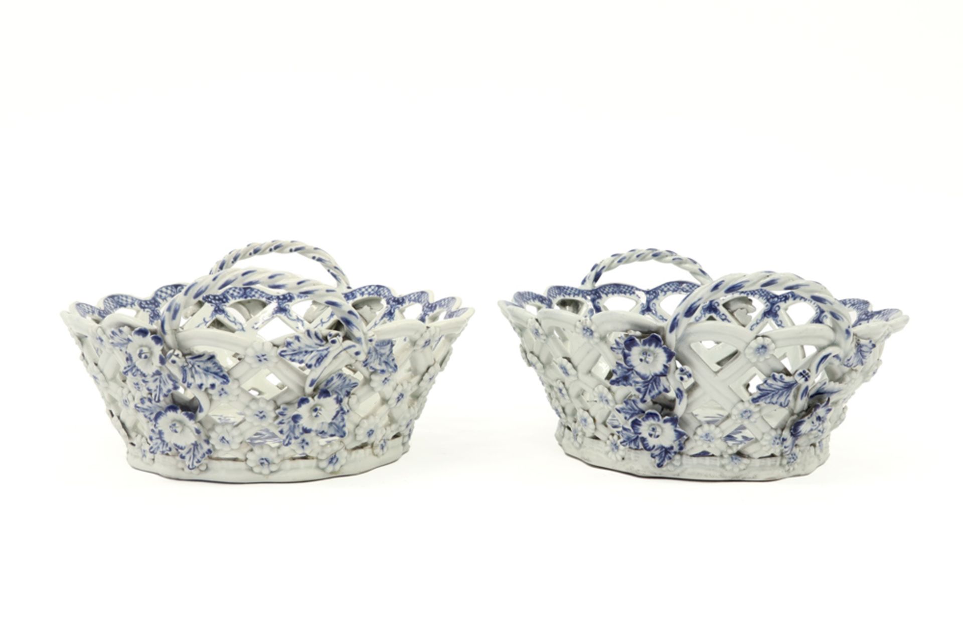 pair of 18th Cent. English Worcester marked baskets in open work ceramic with a blue-white flower - Image 3 of 5