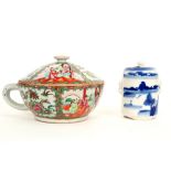 two Chinese porcelain items || Lot (2) Chinees porselein met een gedekselde blauwwit pot en een
