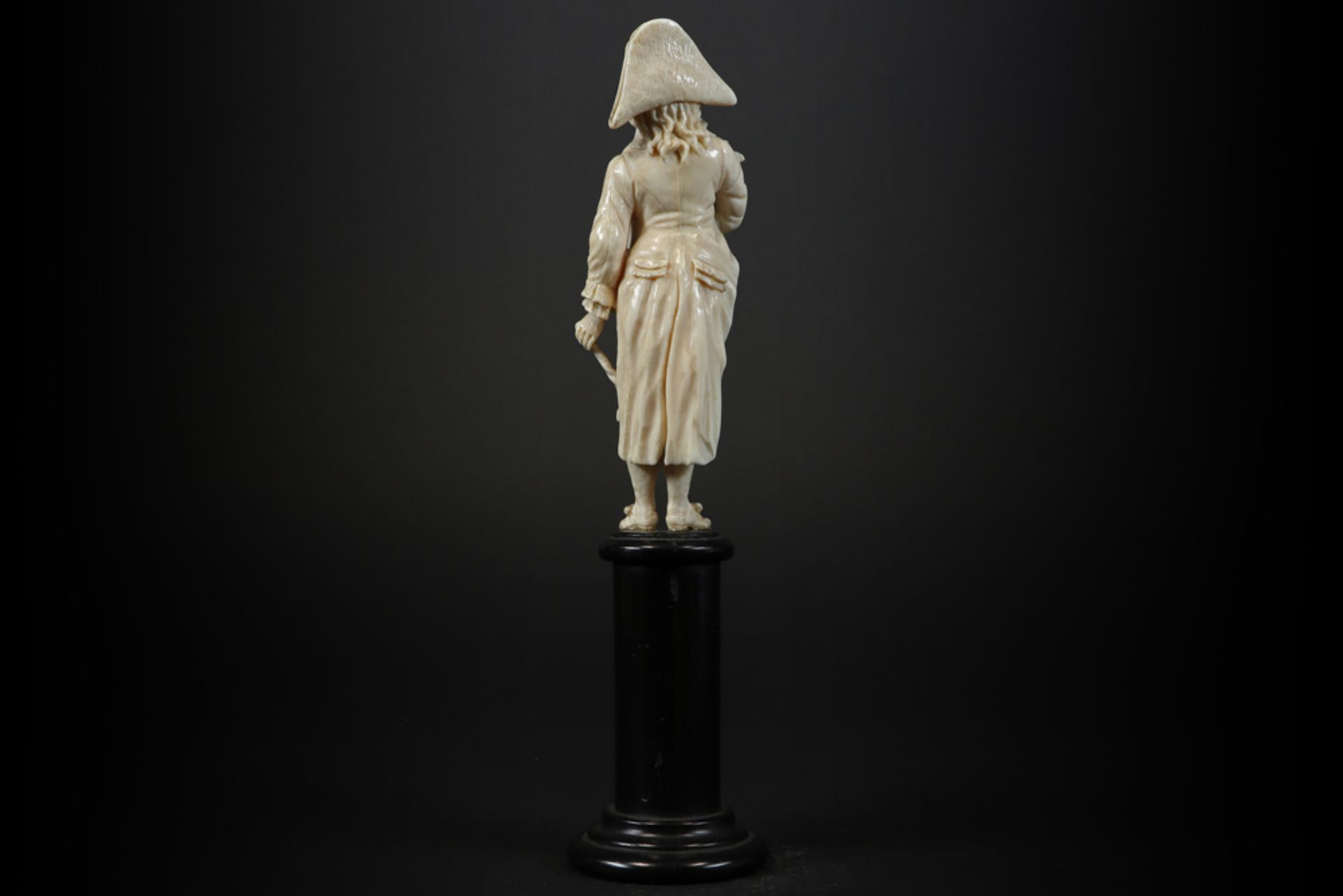 19th Cent. French sculpture in ivory, probably made in Dieppe - with European CITES certificate || - Image 4 of 5