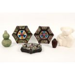 various lot with five ceramic items and a bronze Buddha head || Lot (6) met vijf items (oa