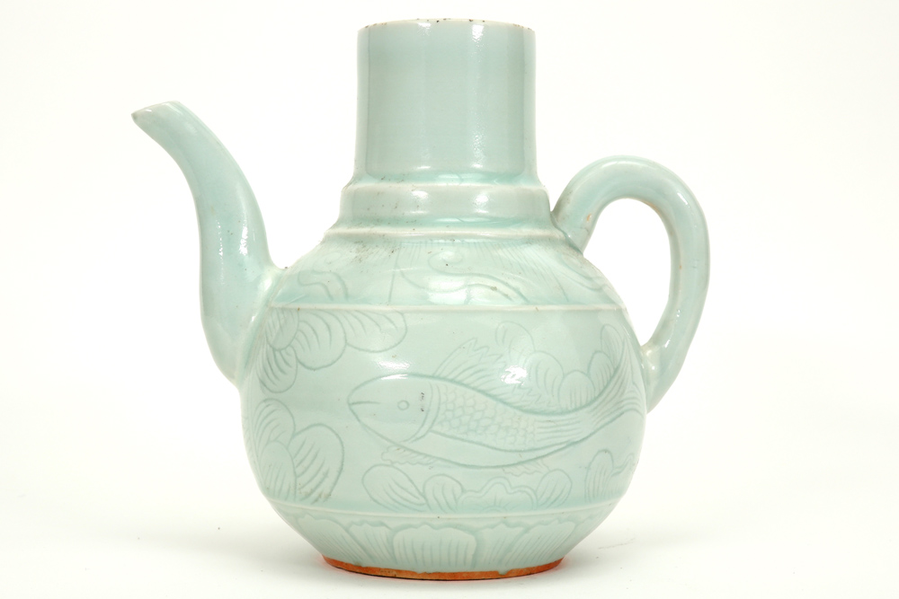 Chinese pitcher in celadon porcelain with underlying decors || Chinese kruik in celadonporselein met - Image 2 of 4