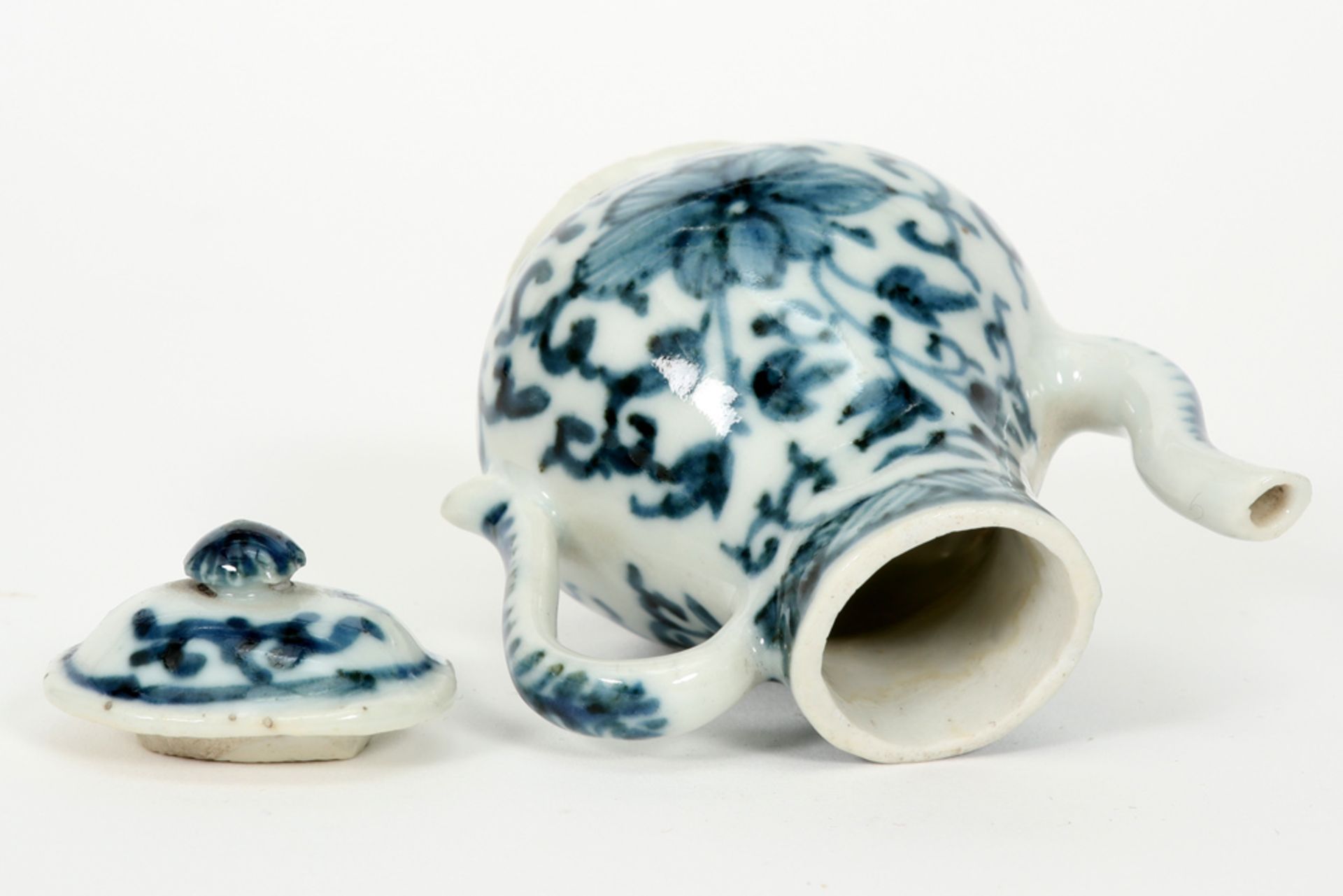 18th Cent. Chinese miniature lidded jug in porcelain with a blue-white decor || Achttiende eeuwse - Image 3 of 4