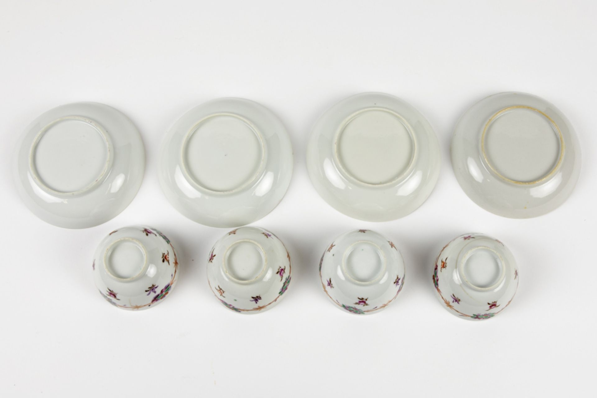 four 18th Cent. Chinese sets of cup and saucer in porcelain with a polychrome floral decor || Vier - Bild 3 aus 3