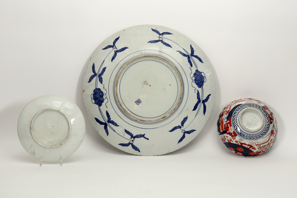 three pieces of 19th Cent. Japanese porcelain with Imari decor : a bowl, a smaller and a larger dish - Image 2 of 2