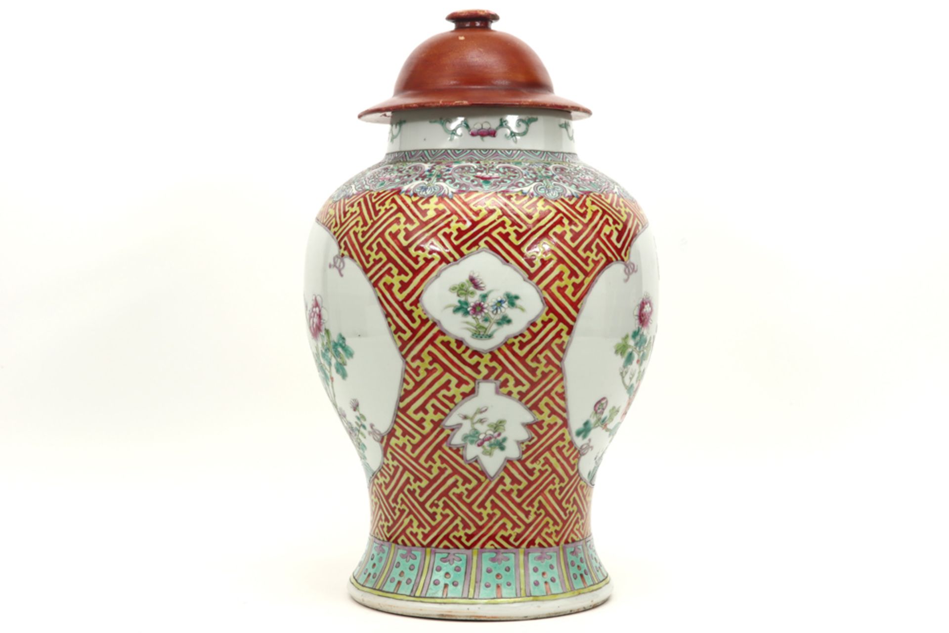 antique Chinese vase in porcelain with a 'Famille Rose' decor with flowers and pheasant || Antieke - Image 2 of 3