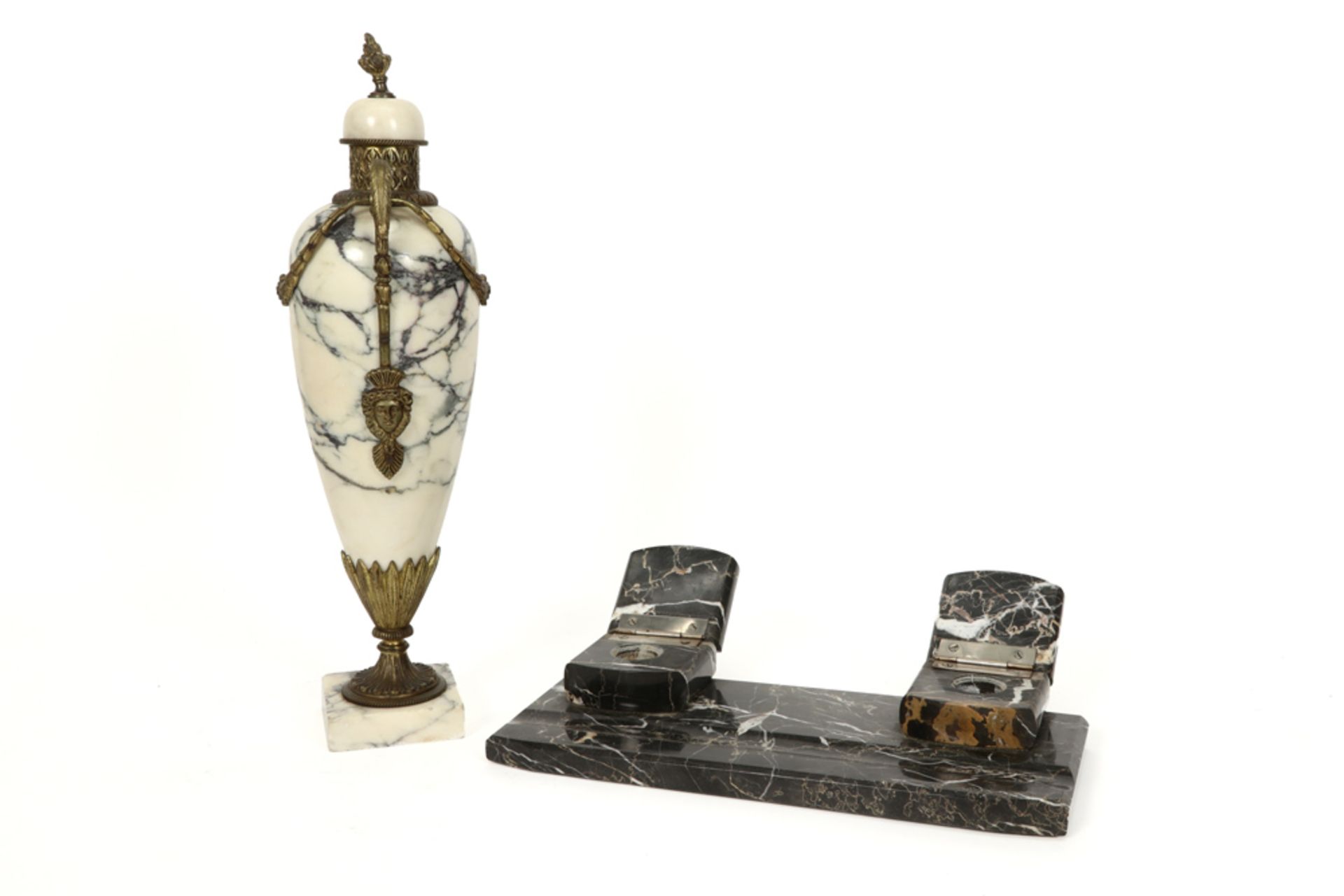 two 1920's marble items : an ink-stand and a covered urn || Lot van twee marmeren items : een - Image 2 of 2