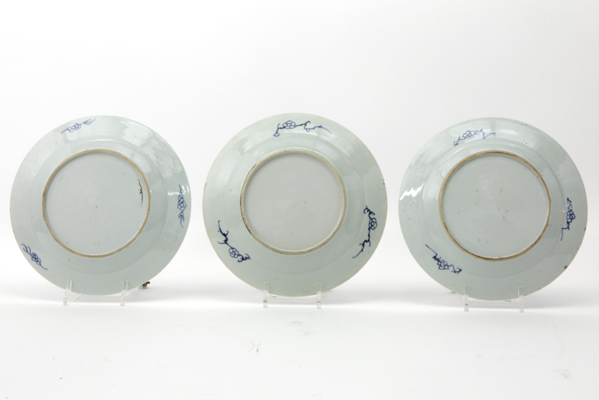 series of three 18th Cent. Chinese plates in porcelain with a blue-white decor with birds and - Bild 2 aus 2