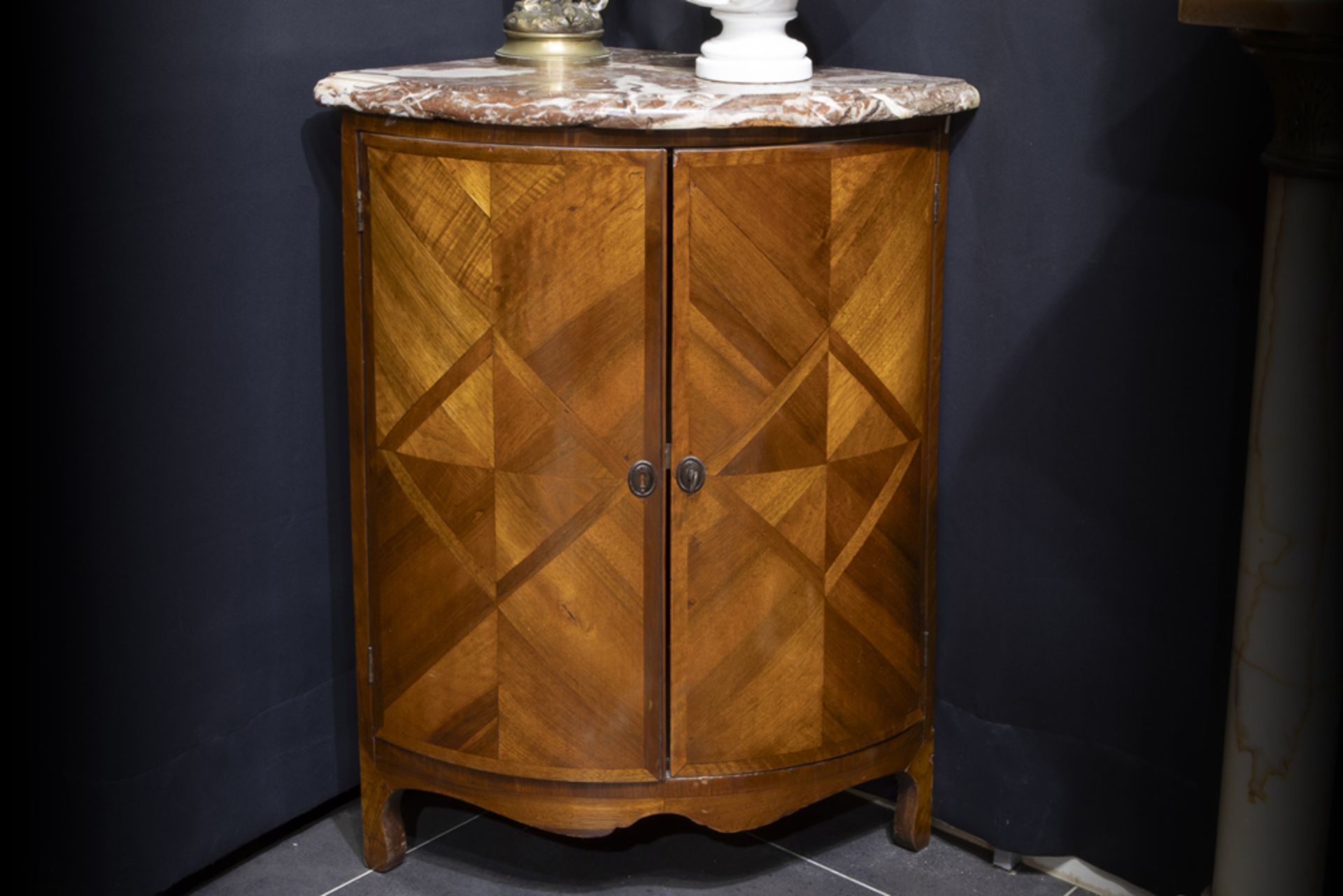 nice pair of 18th Cent. French corner cabinets in parquetry with their original marble top || - Image 2 of 5