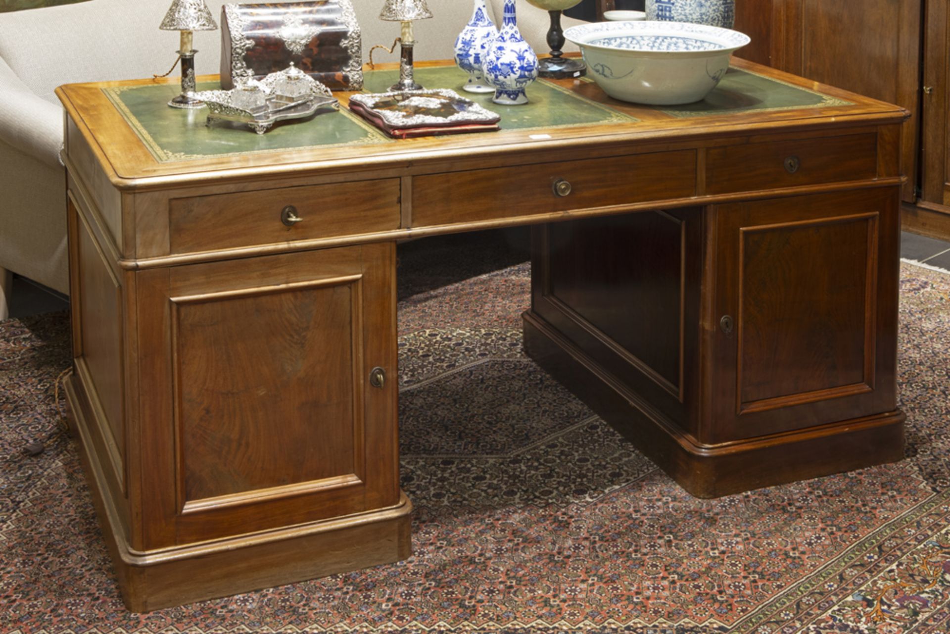 19th Cent. English quite big partner's desk in mahogany || Negentiende eeuwse vrij grote Engelse