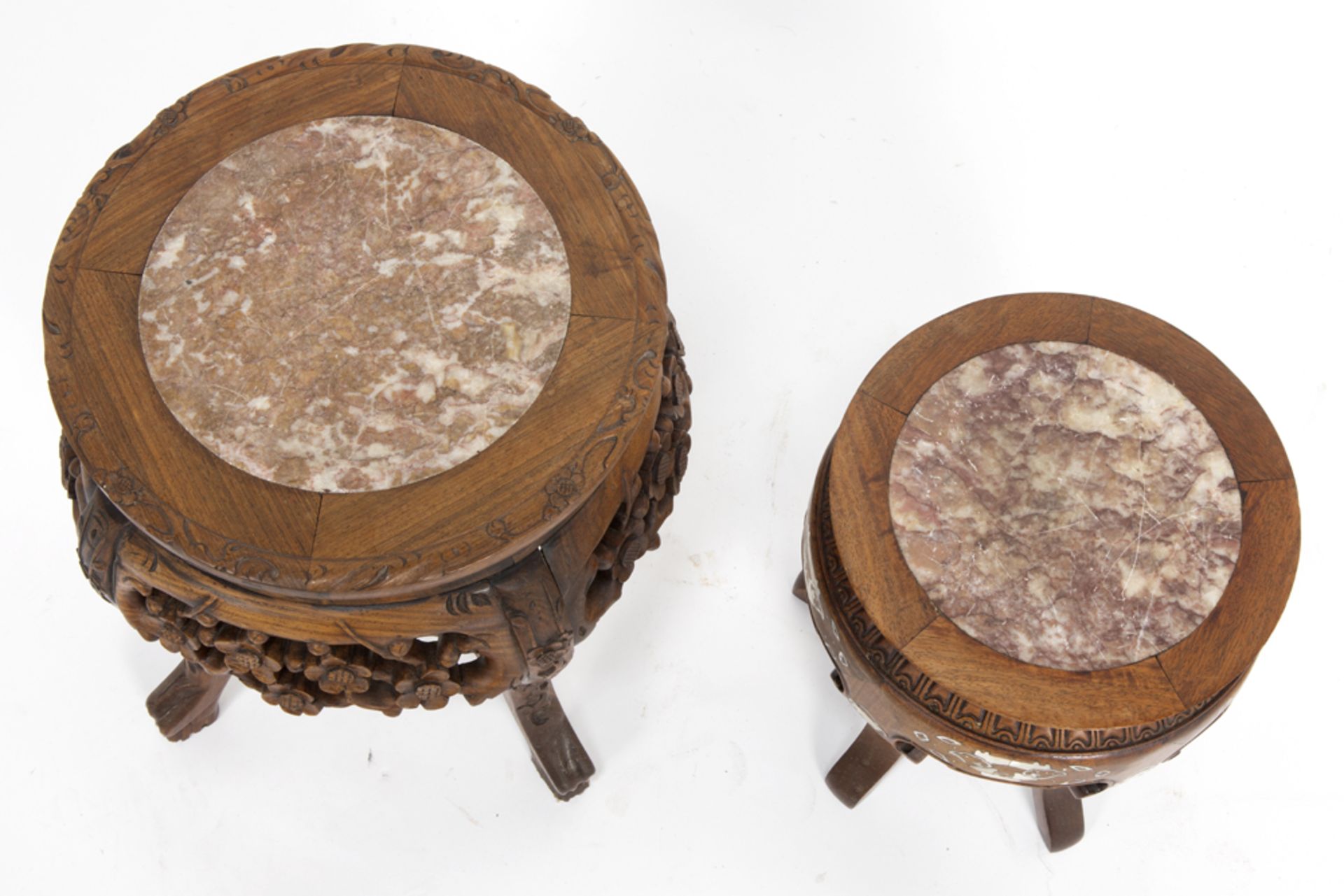 two Chinese rose-wood pedestals with marble top, one with inlay of mother of pearl || Lot van twee - Bild 2 aus 2