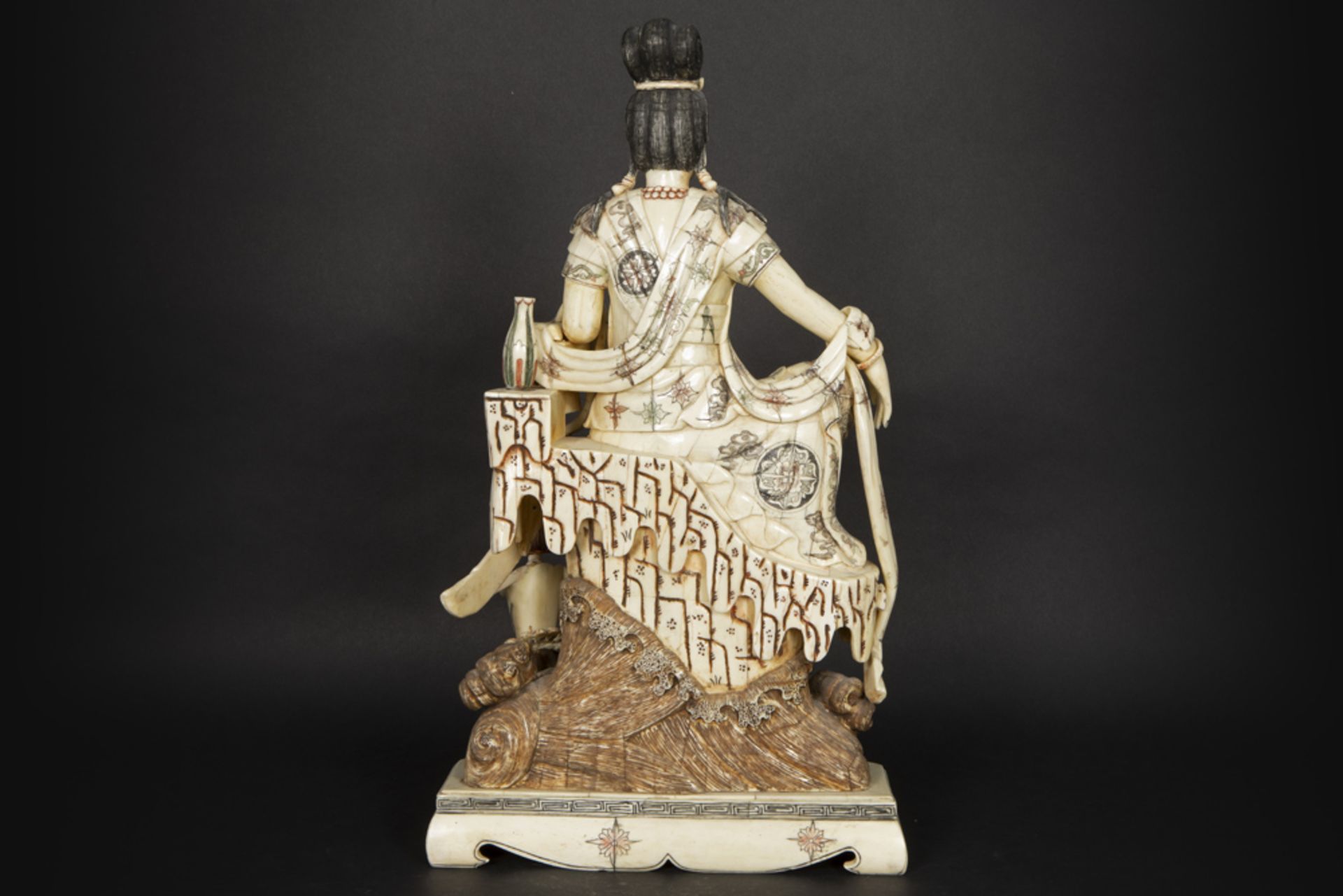 Chinese "Quan Yin" sculpture || Chinese sculptuur met de voorstelling van een op een troon - Bild 4 aus 6