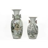 two Chinese Republic period vases in porcelain with a polychrome decor || Lot van twee Chinese vazen