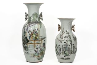 two Chinese Republic period vases in porcelain with a polychrome decor || Lot van twee Chinese vazen