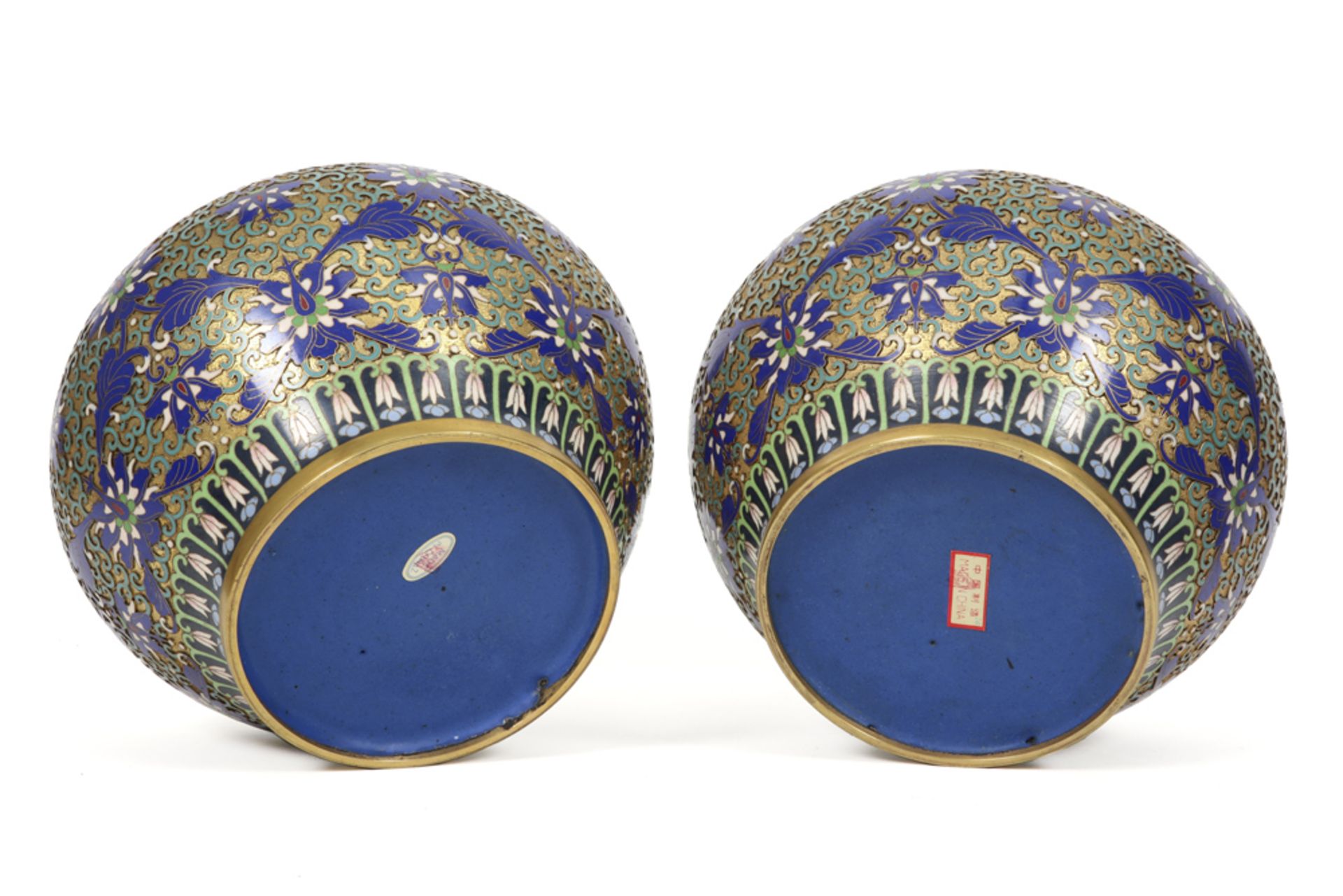 pair of Chinese lidded vases in gilded brass with champlevé and cloisonné || Paar gedekselde Chinese - Image 4 of 4