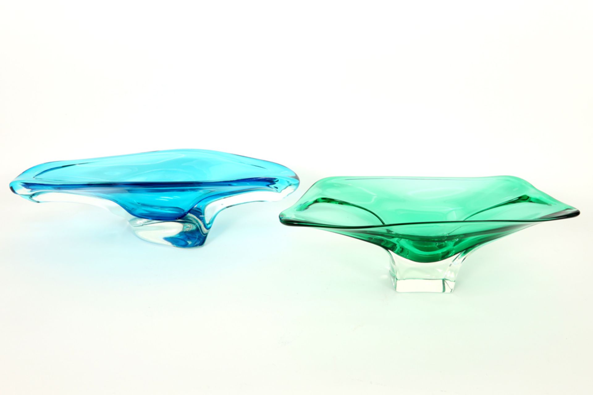 two fifties' Murano glass bowls || Lot van twee fifties' coupes in Murano-kristalglas met typische - Image 2 of 3